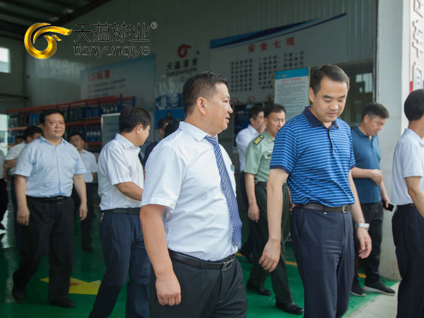 嘉祥縣縣委書記周生宏，視察天蘊(yùn)漆業(yè)公司