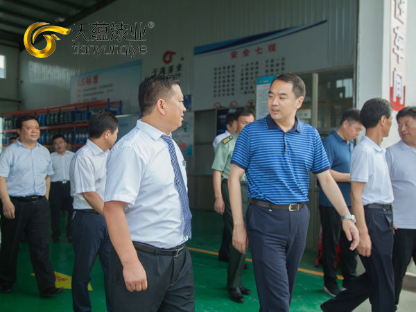 嘉祥縣縣委書記周生宏，視察天蘊(yùn)漆業(yè)公司