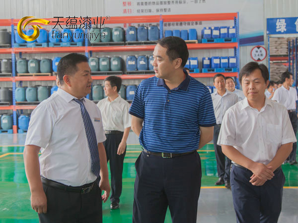 嘉祥縣縣委書記周生宏，視察天蘊(yùn)漆業(yè)公司