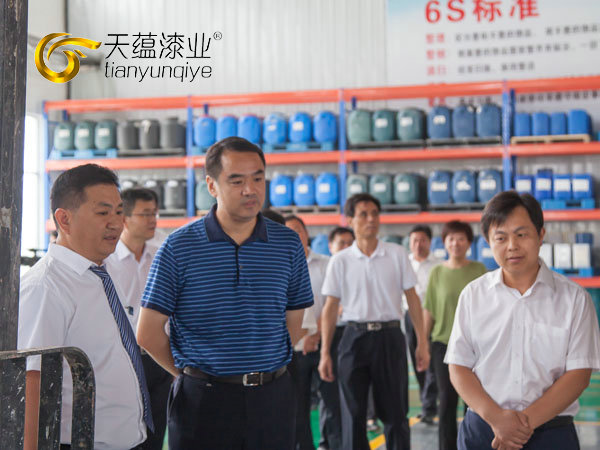 嘉祥縣縣委書記周生宏，視察天蘊(yùn)漆業(yè)公司